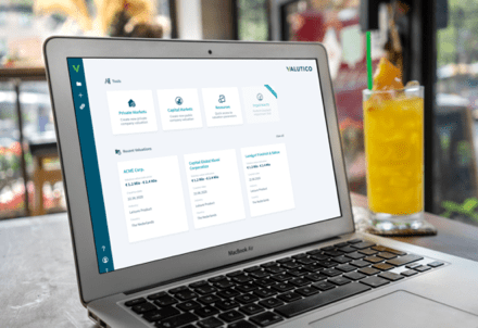 macbook-air-mockup-at-coffee Capture d'écran de Valutico sur un ordinateur portable