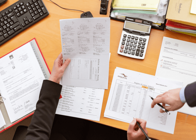 Stock_images104 Les personnes qui examinent les documents financiers